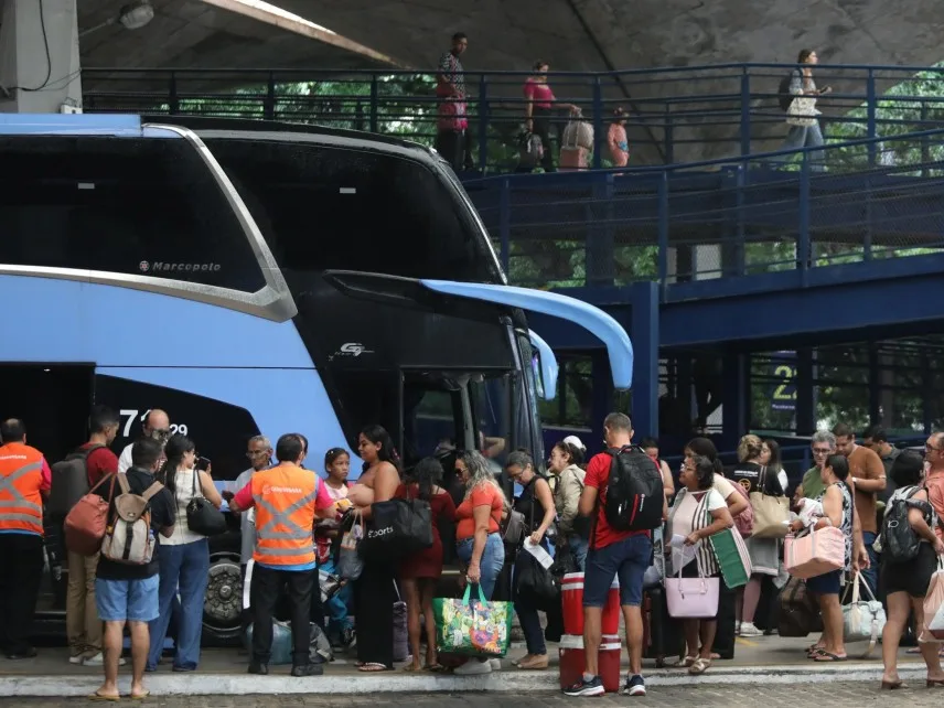 Eleitores em fila de votação durante eleições no Brasil.