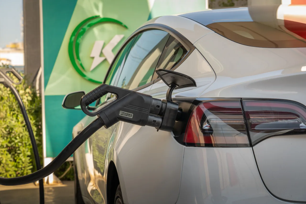 Carro elétrico sendo carregado em eletroposto
