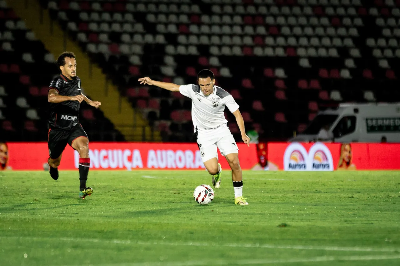 Jogadores do Ceará em disputa de bola durante partida da Série B.