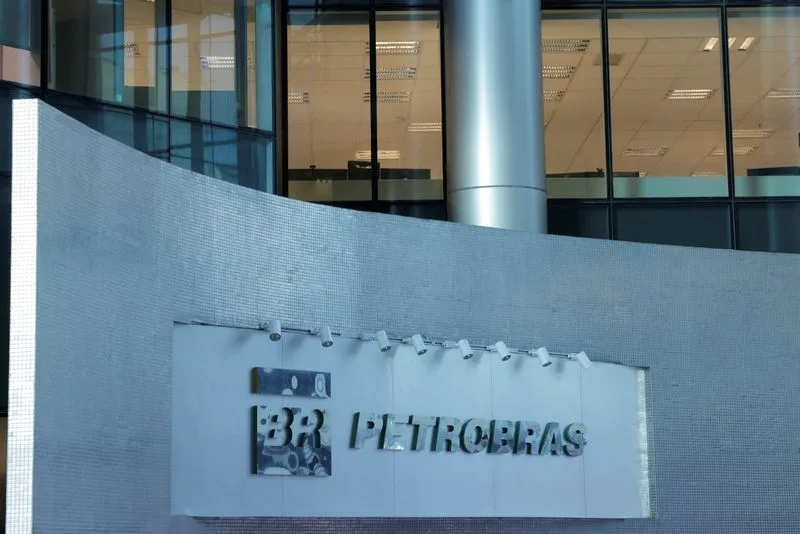Fachada da Petrobras durante reunião do conselho de administração.