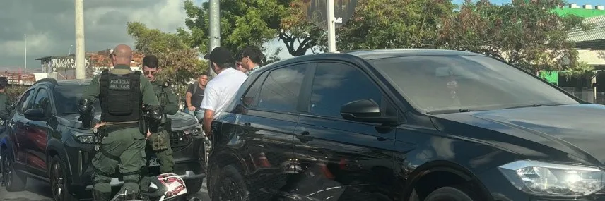 Veículos parados em congestionamento na avenida Mister Hull em Fortaleza.