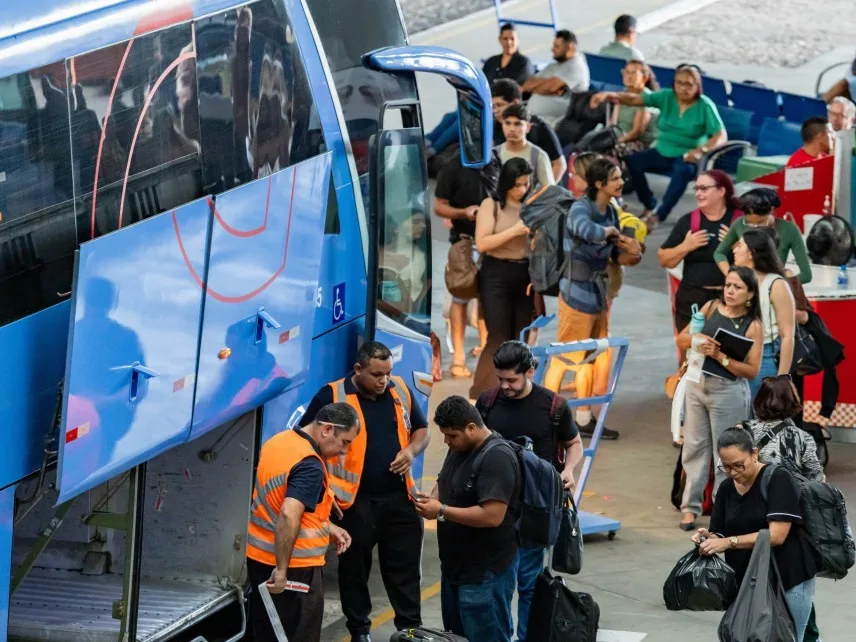 Movimentação de passageiros na rodoviária de Fortaleza durante período eleitoral.