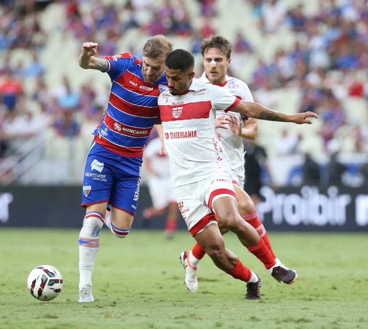 Disputa de bola entre jogadores do Fortaleza e CRB na Série B