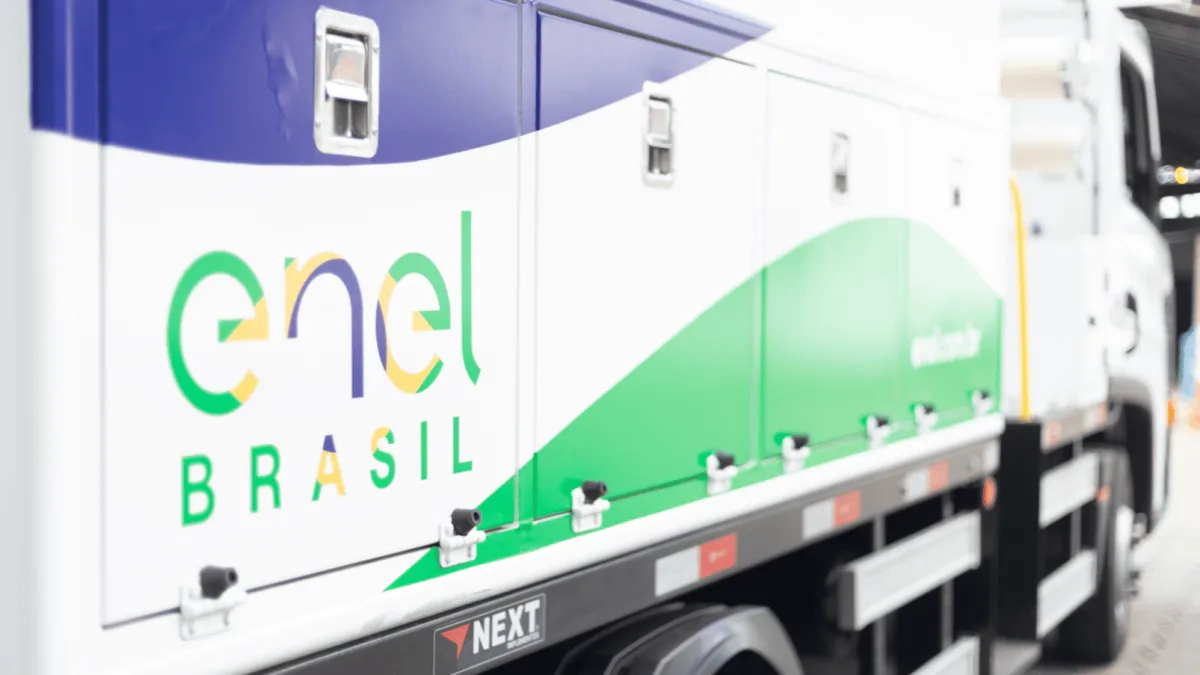 Veículo da concessionária de energia Enel em via pública de São Paulo.