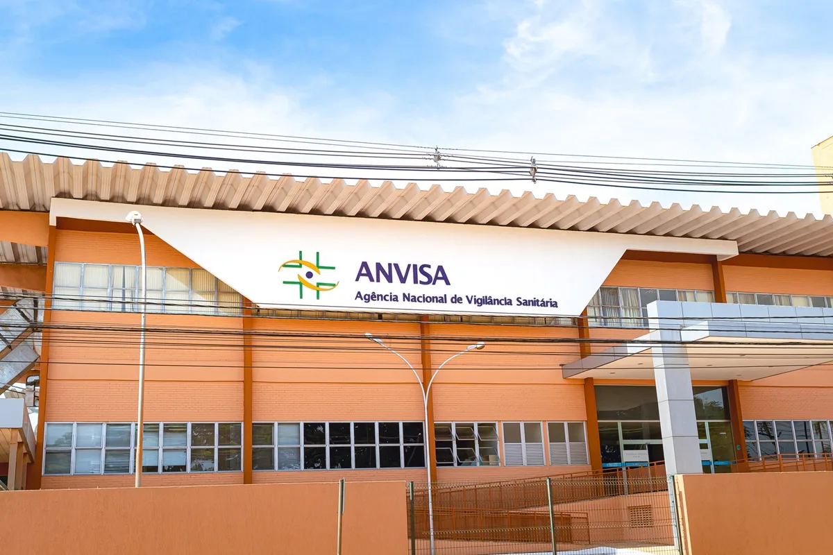 Fachada e logo da Anvisa, em Brasília.