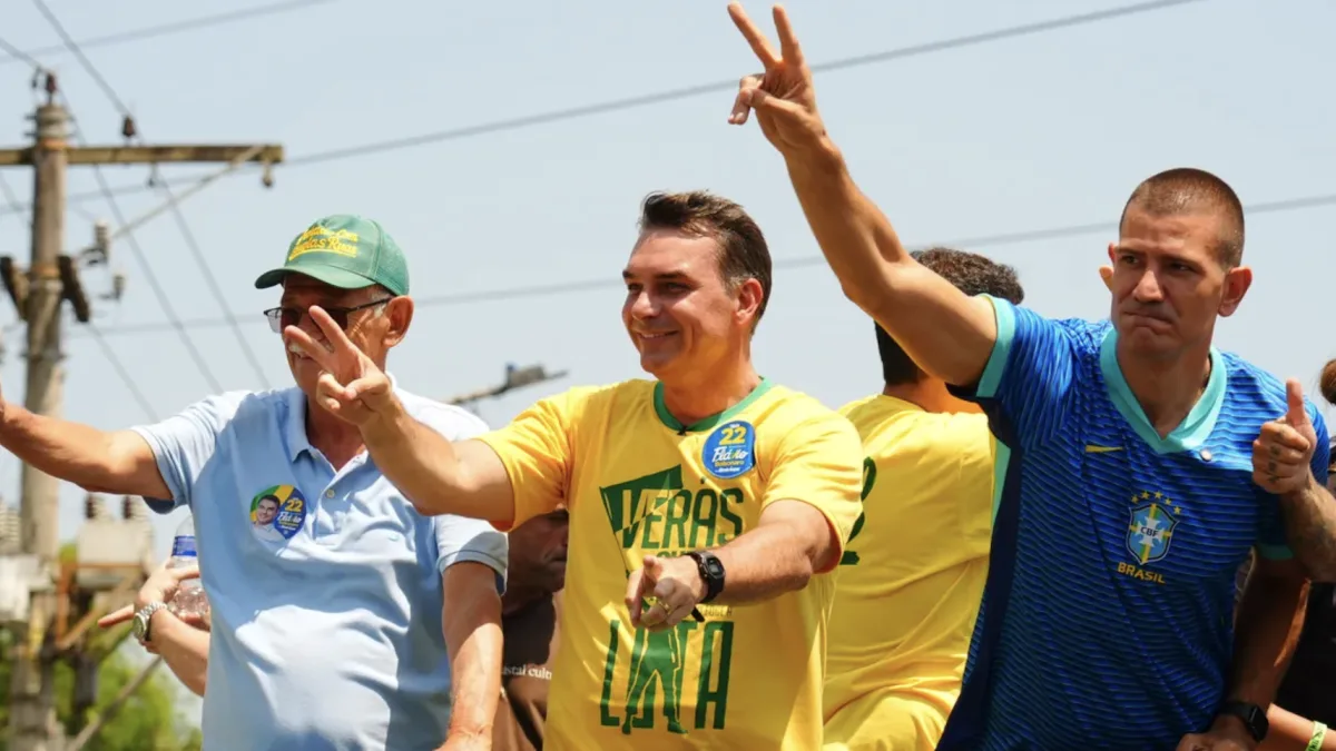 Flávio Bolsonaro discursando em evento político.