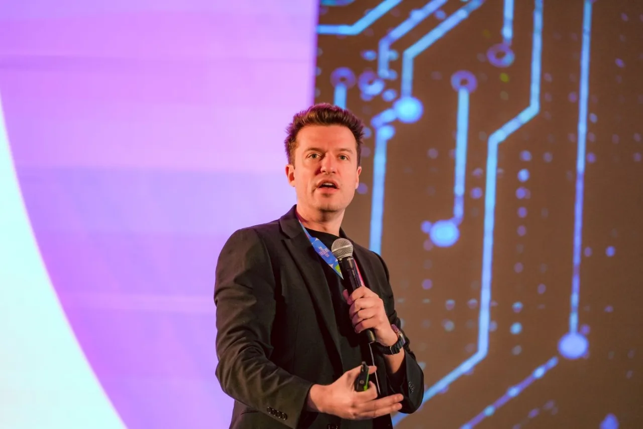 Arthur Igreja palestrando no palco do Siará Tech Summit 2026