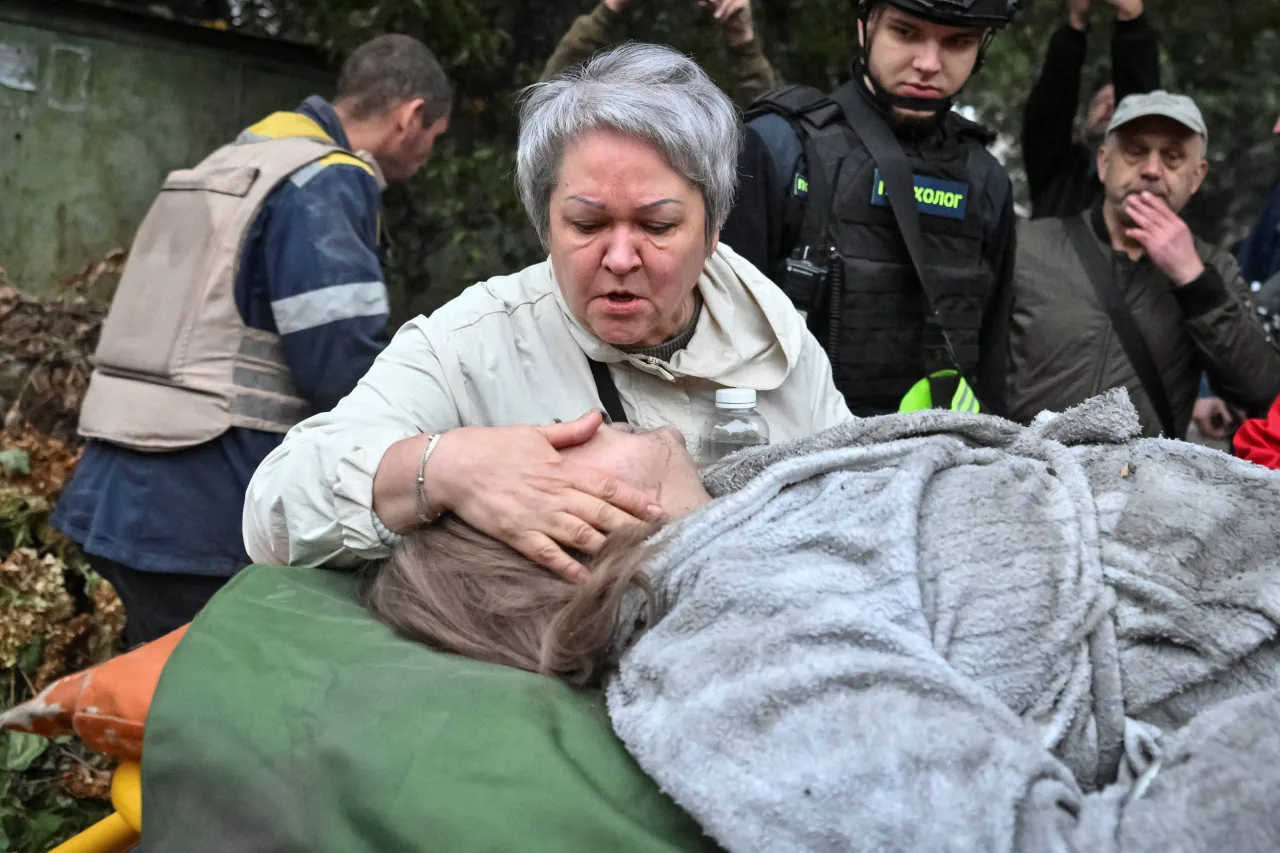 Equipes de resgate ucranianas em meio aos escombros após ataque em Zaporíjia.