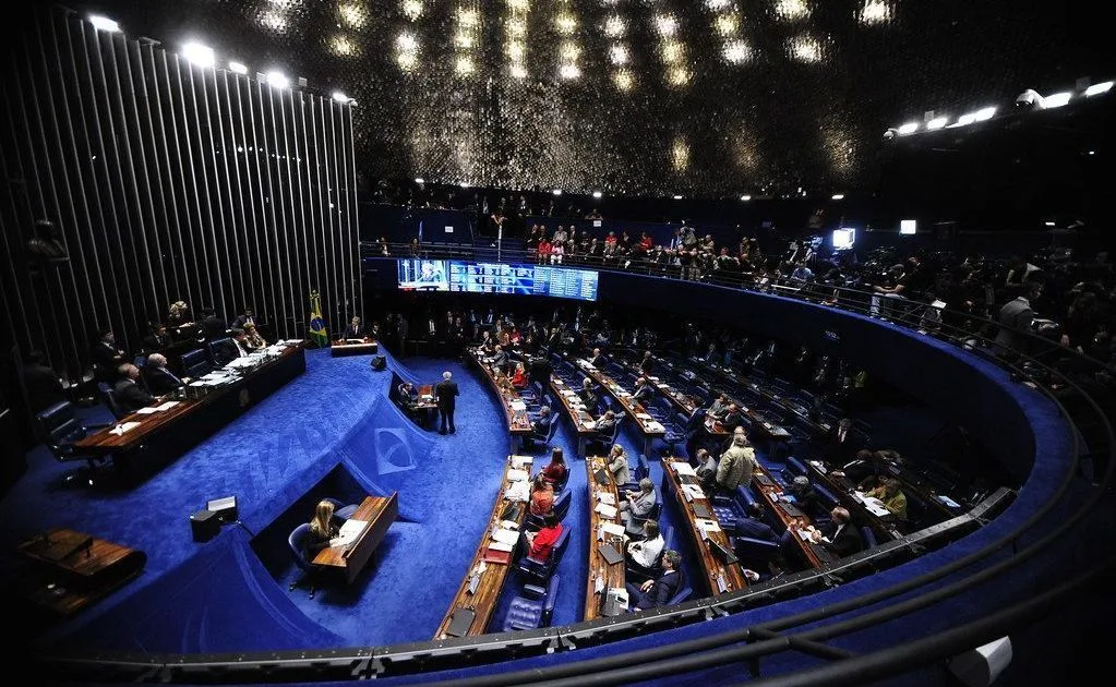 Vista parcial do plenário do Senado Federal com parlamentares em discussão.