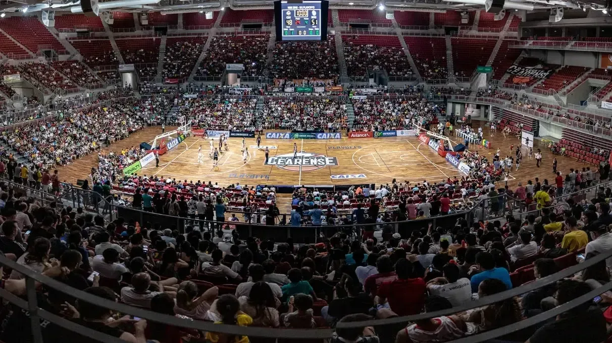 Jogadores do Basquete Cearense em quadra durante partida no Ginásio do CFO.