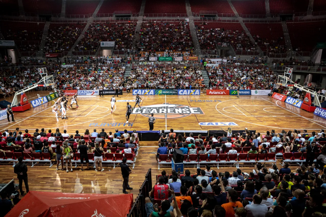 Torcida do Basquete Cearense nas arquibancadas do Ginásio do CFO.