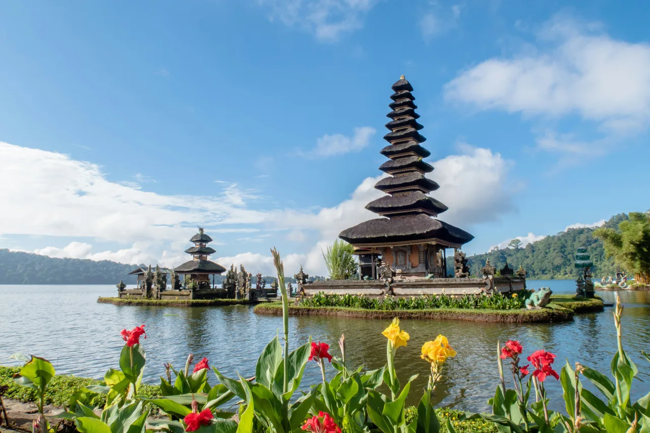 Frascos de cosméticos apreendidos em aeroporto de Bali