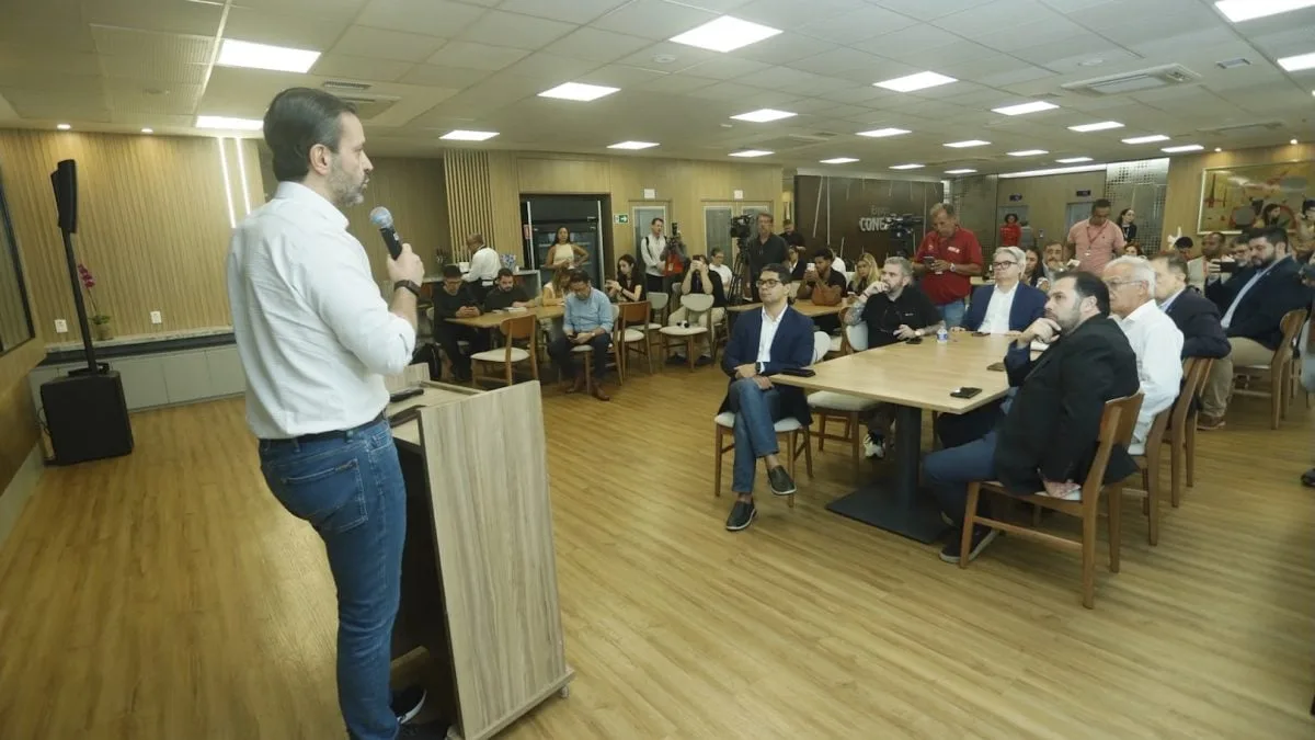 Alexandre Baldy discursando em evento na FIEB.