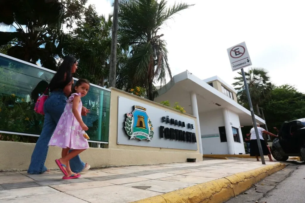 Edifício da Câmara Municipal de Fortaleza em dia de expediente.
