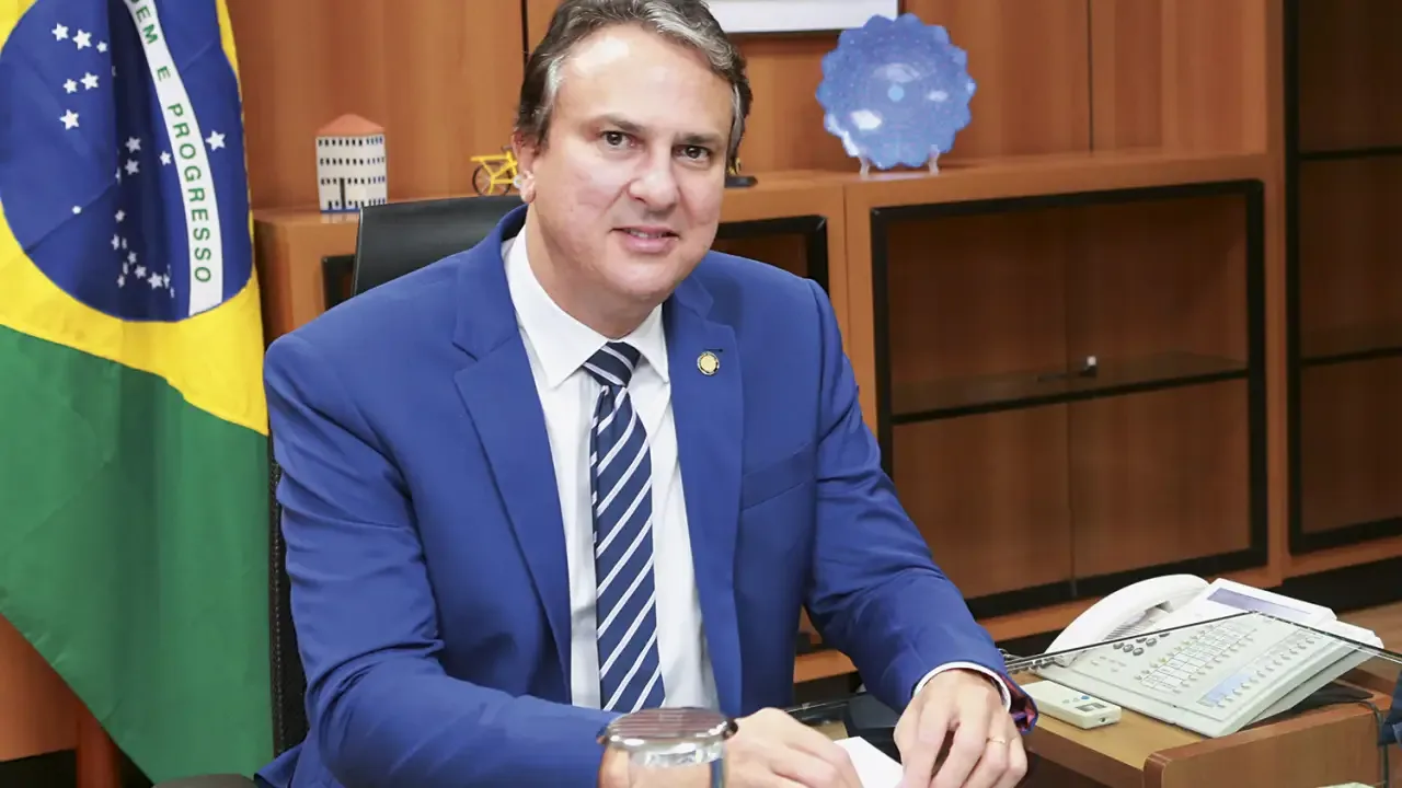 Senador Camilo Santana gesticulando durante entrevista coletiva no Senado.