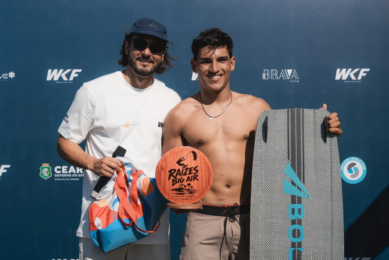 O kitesurfista Carlinho Kite durante competição na Ilha do Guajiru.