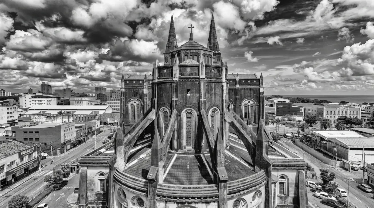 Fachada da Catedral Metropolitana de Fortaleza vista da praça.