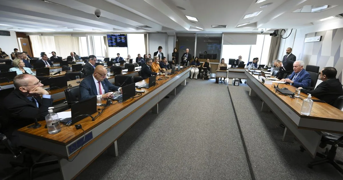 Mesa da CCJ no Senado com parlamentares em debate.