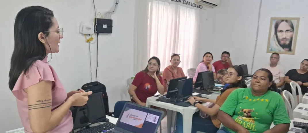 Alunos em sala de aula participando de capacitação do projeto Chega Mais Empreendedor.