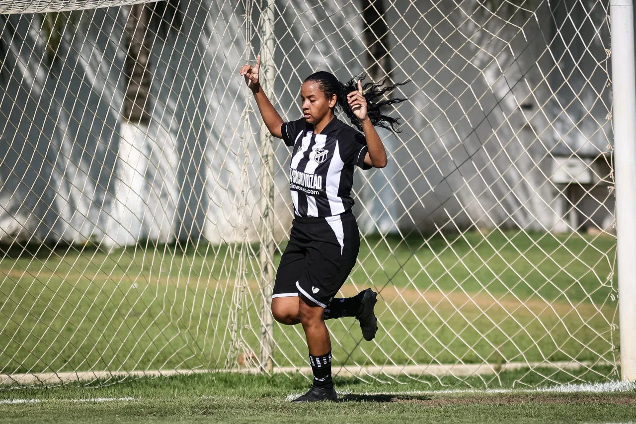 Equipe feminina do Ceará em campo na Cidade Vozão