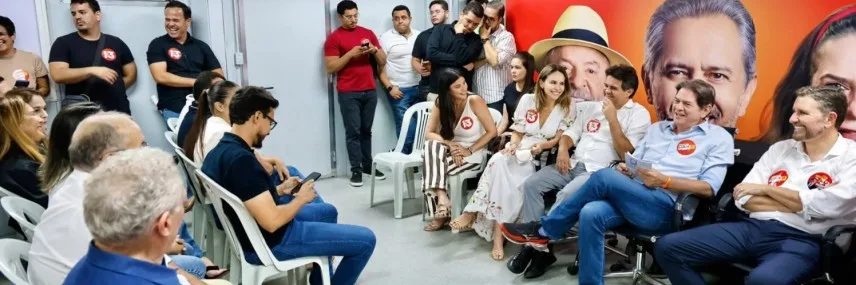 Cid Gomes discursando durante reunião com aliados políticos no Ceará.