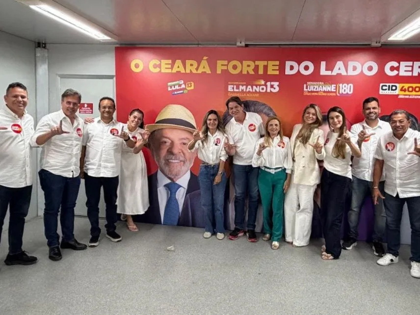 Senador Cid Gomes em encontro político com prefeitos no comitê central.