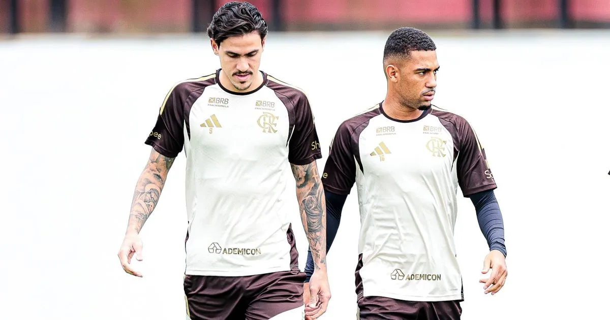 Jogadores do Flamengo durante treino sem logomarca de patrocinador de apostas