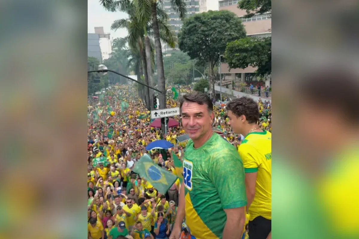 Multidão de apoiadores reunida na Praça da Liberdade durante evento de campanha de Flávio.