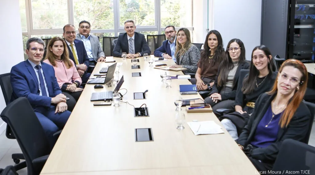 Integrantes da comissão de transição do TJCE reunidos em mesa de trabalho.