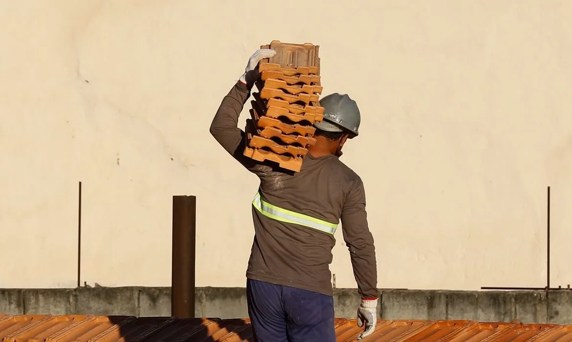 Canteiro de obras no Ceará representando a expansão da indústria da construção.