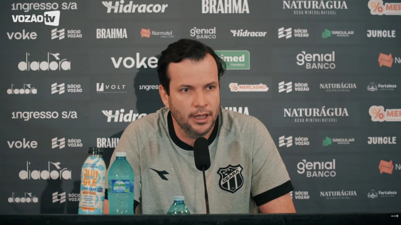 O técnico Daniel Paulista concede entrevista coletiva após partida do Ceará.