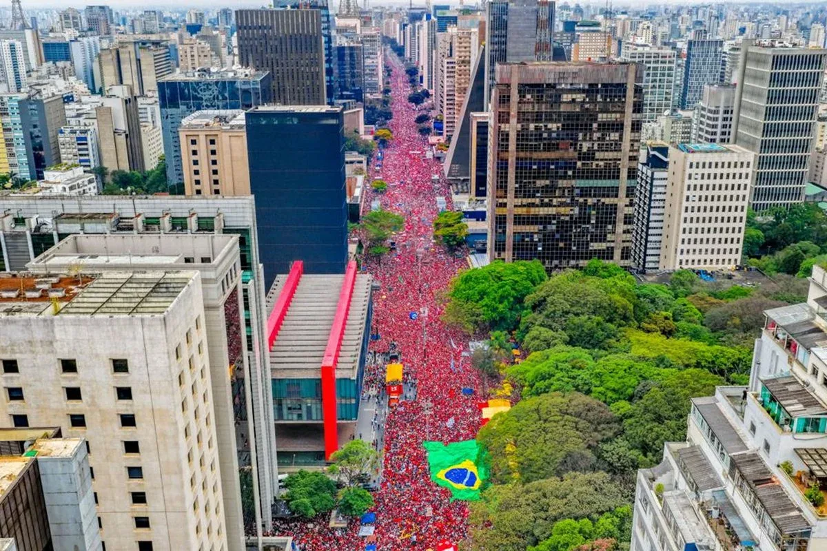 Público reunido na Avenida Paulista durante ato político com Luiz Inácio Lula da Silva.