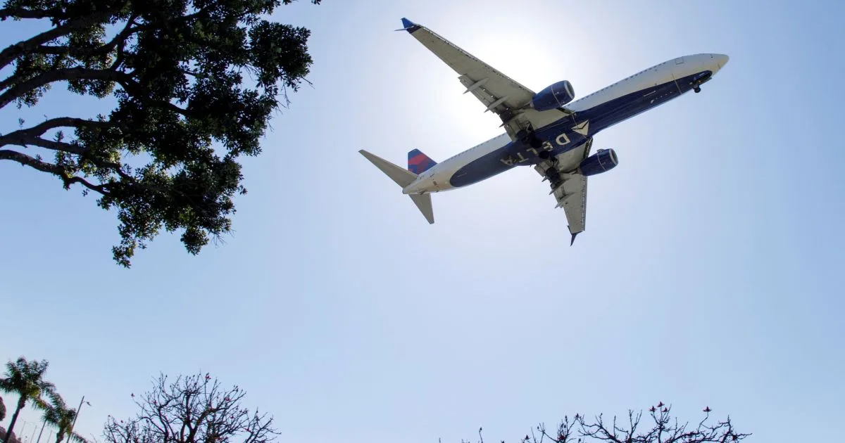 Avião da Delta Air Lines parado no pátio de um aeroporto.