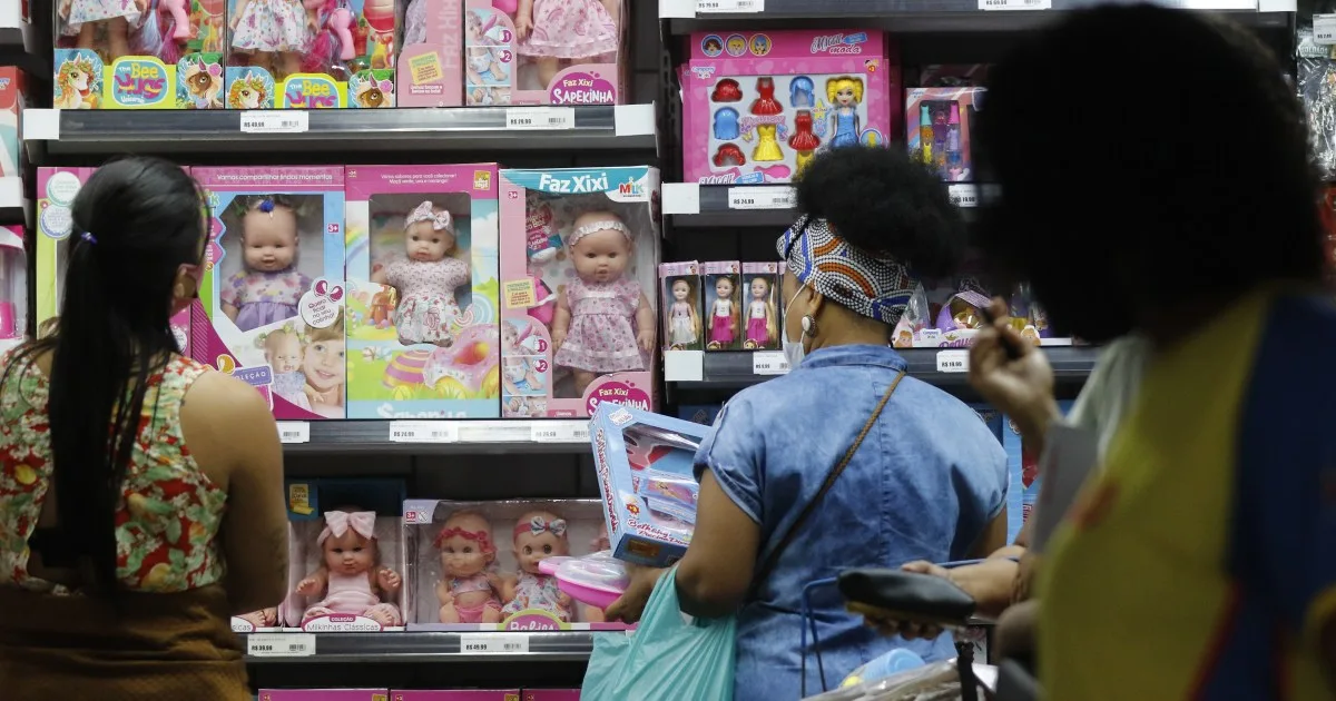 Vitrine de loja de brinquedos decorada para o Dia das Crianças.