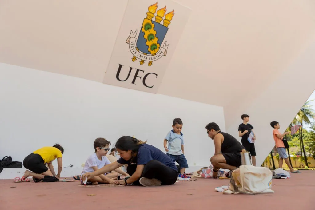 Crianças participando de atividades educativas nos jardins da Reitoria da UFC.