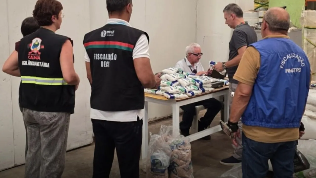 Equipes de fiscalização do Decon em ação em distribuidora de alimentos no Parque Potira.