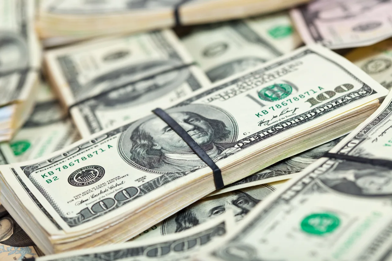 Cédulas de dólar empilhadas
