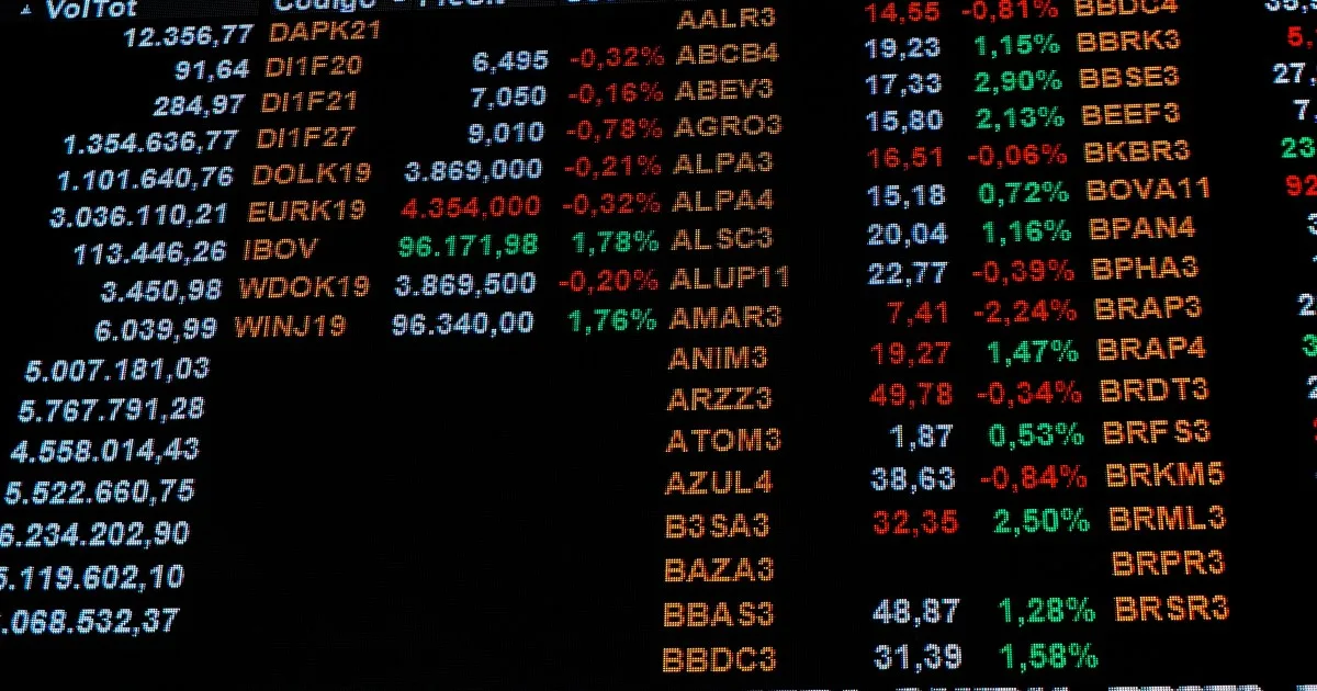 Painel de cotações financeiras com a variação do dólar e índice da bolsa.