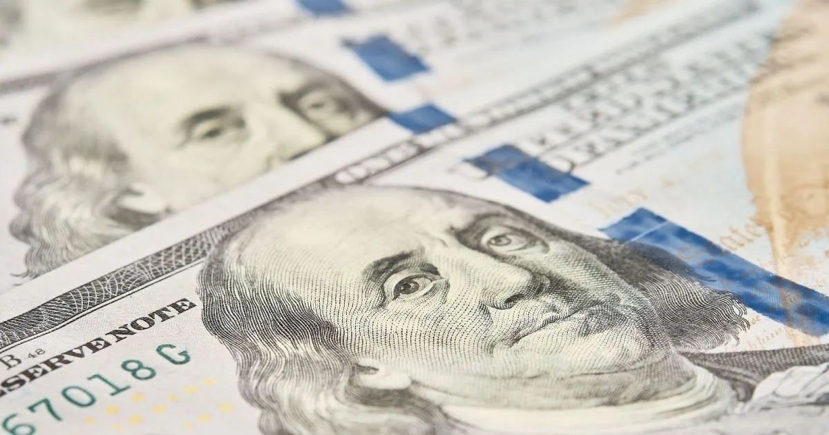Painel de cotações financeiras destacando a valorização do dólar.