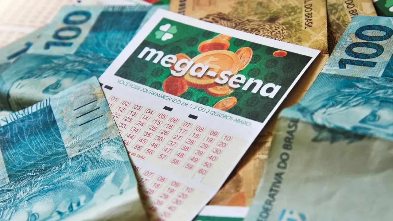 Apostas da Mega-Sena em ambiente de lotérica.