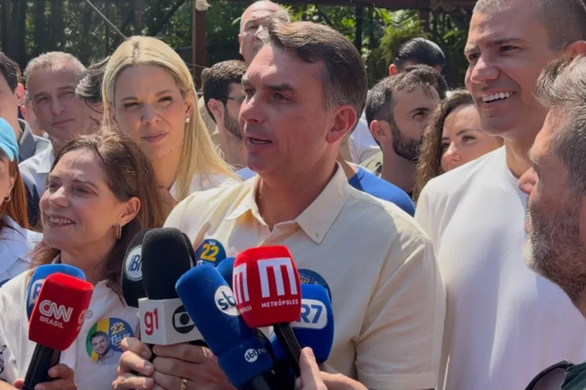 Senador Flávio Bolsonaro e Douglas Ruas em evento político.