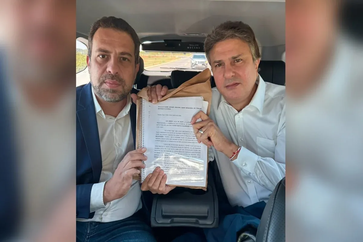 Membros da equipe de campanha de Lula no prédio do TSE.