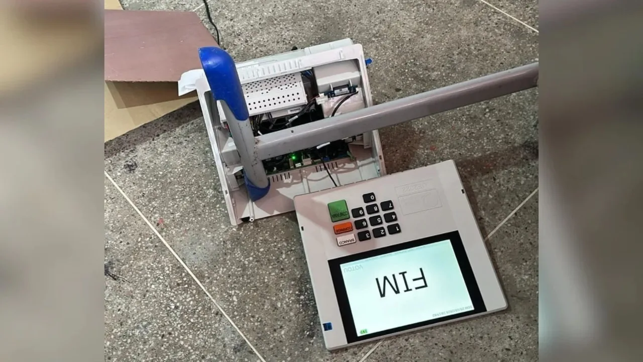 Equipamento de votação substituído em seção eleitoral após ato de vandalismo em Fortaleza.