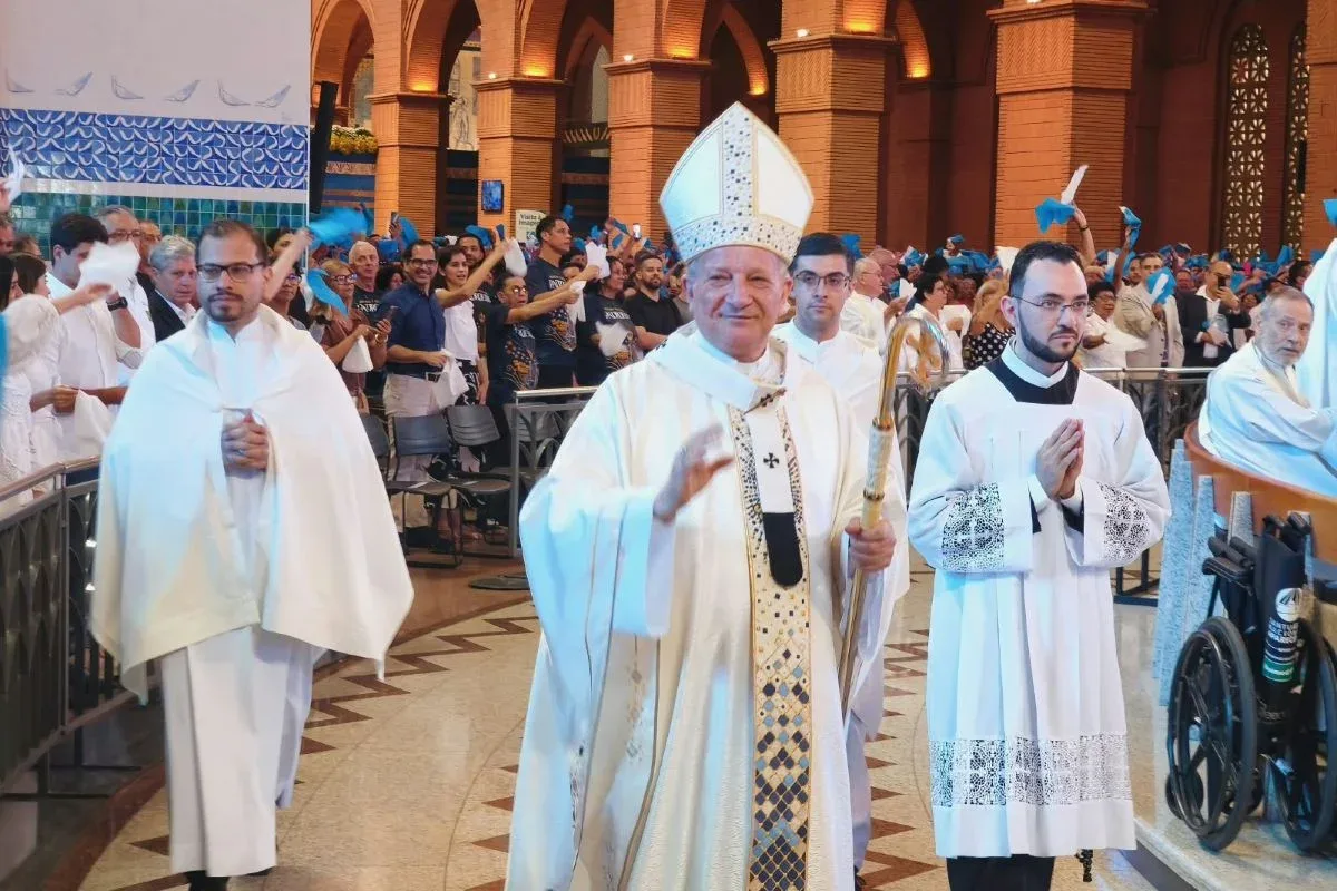 Arcebispo Dom Mário Antônio da Silva celebrando a Missa Solene no Santuário de Aparecida.
