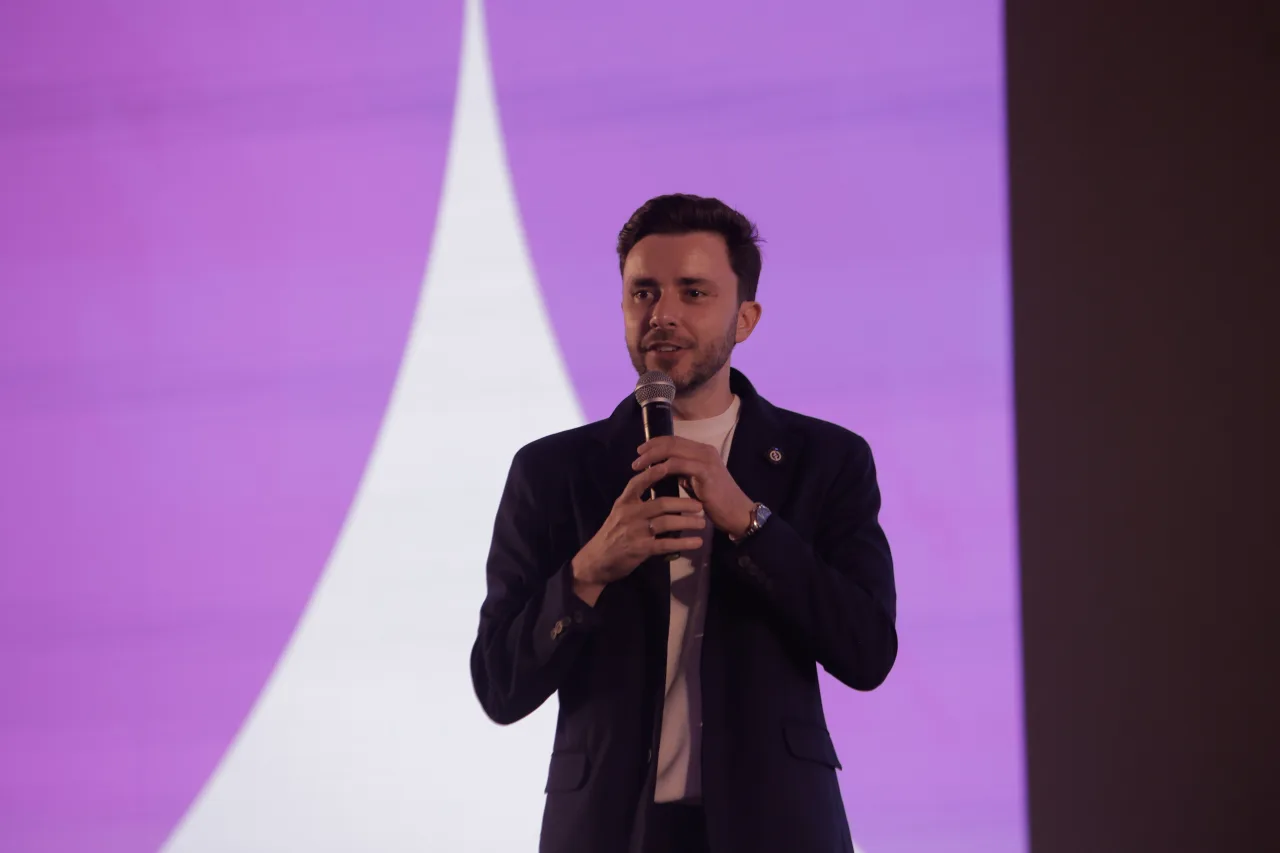 Iverson Iório discursando durante o evento Siará Tech Summit no Ceará.