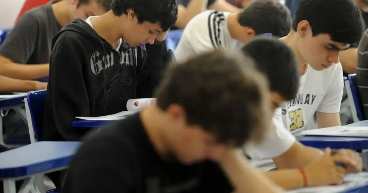 Estudantes em sala de aula focados em provas.