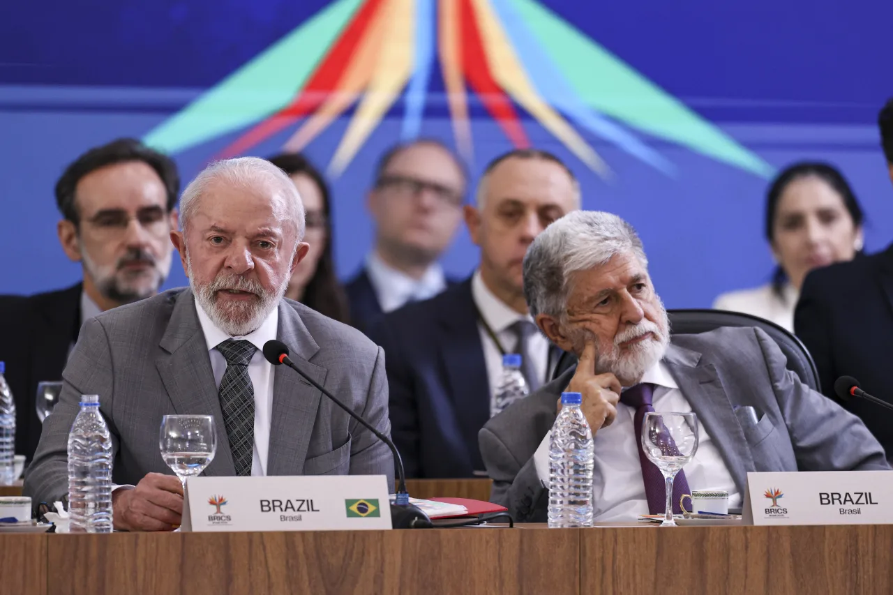 Lula e Celso Amorim participando de encontro oficial do Brics.