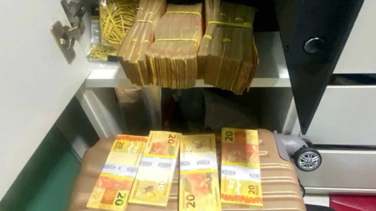 Equipes da Polícia Federal em ação durante investigação de desvios na saúde.
