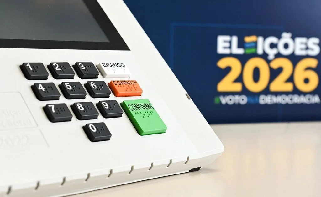 Cidadãos em fila para votar em seção eleitoral no Nordeste.