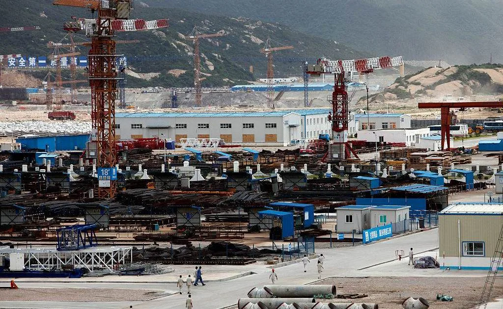 Vista aérea de complexo que representa infraestrutura de energia ou pesquisa nuclear.